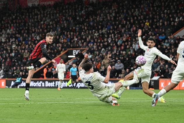 Bournemouth v Nottingham Forest Premier League 26 10 2025. David Brooks (7) of AFC Bournemouth shoots at goal during the Premier League match between Bournemouth and Nottingham Forest at the Vitality Stadium, Bournemouth, England on 26 October 2025. Bournemouth Vitality Stadium Dorset England Editorial use only DataCo restrictions apply See www.football-dataco.com , Copyright: xGrahamxHuntx PSI-23107-0068