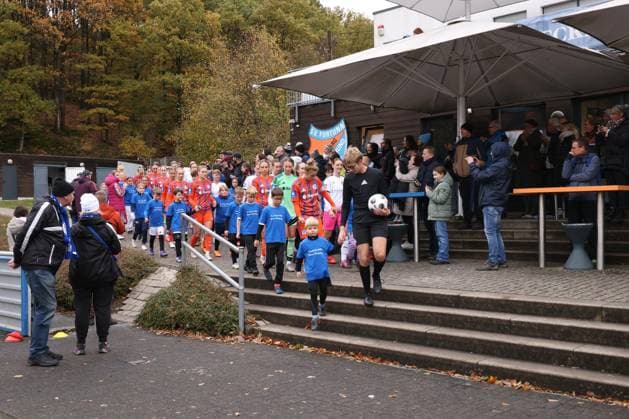 Die Mannschaften laufen ein Sonntag 26.10.2025, Frauen Westfalenliga Saison 25 26 - 10. Spieltag in Freudenberg, SV Fortuna Freudenberg - FC Schalke 04