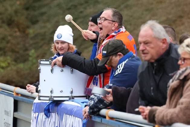 Fans des FC Schalke 04 Sonntag 26.10.2025, Frauen Westfalenliga Saison 25 26 - 10. Spieltag in Freudenberg, SV Fortuna Freudenberg - FC Schalke 04