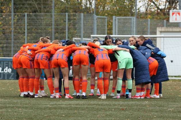 Die Mannschaft des FC Schalke 04 schwoert (schwört) sich auf das Spiel ein Sonntag 26.10.2025, Frauen Westfalenliga Saison 25 26 - 10. Spieltag in Freudenberg, SV Fortuna Freudenberg - FC Schalke 04