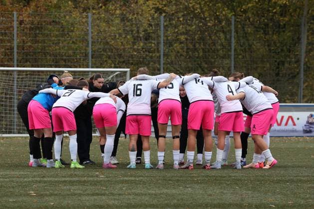 Die Mannschaft des SV Fortuna Freudenberg schwoert (schwört) sich auf das Spiel ein Sonntag 26.10.2025, Frauen Westfalenliga Saison 25 26 - 10. Spieltag in Freudenberg, SV Fortuna Freudenberg - FC Schalke 04