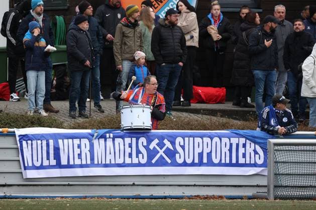 Fan des FC Schalke 04 Sonntag 26.10.2025, Frauen Westfalenliga Saison 25 26 - 10. Spieltag in Freudenberg, SV Fortuna Freudenberg - FC Schalke 04