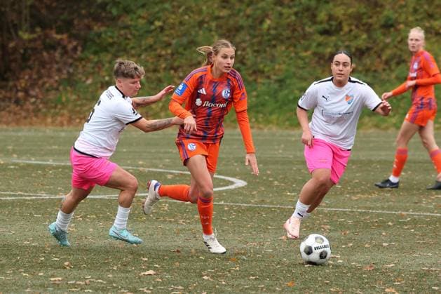 Pascale Kampczyk (FF) li. gegen Pia Sophie Rybacki (GE) Mi. Havin Guengoer (Güngör) (FF) re. beobachtet den Zweikampf Sonntag 26.10.2025, Frauen Westfalenliga Saison 25 26 - 10. Spieltag in Freudenberg, SV Fortuna Freudenberg - FC Schalke 04