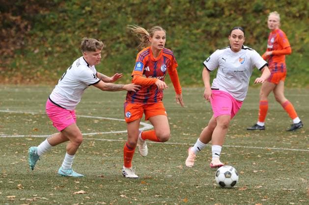 Pascale Kampczyk (FF) li. gegen Pia Sophie Rybacki (GE) Mi. Havin Guengoer (Güngör) (FF) re. beobachtet den Zweikampf Sonntag 26.10.2025, Frauen Westfalenliga Saison 25 26 - 10. Spieltag in Freudenberg, SV Fortuna Freudenberg - FC Schalke 04