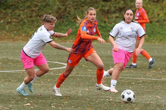 Pascale Kampczyk (FF) li. gegen Pia Sophie Rybacki (GE) Mi. Havin Guengoer (Güngör) (FF) re. beobachtet den Zweikampf Sonntag 26.10.2025, Frauen Westfalenliga Saison 25 26 - 10. Spieltag in Freudenberg, SV Fortuna Freudenberg - FC Schalke 04