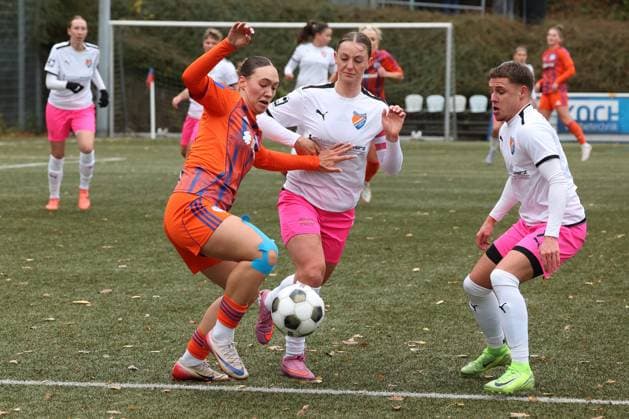 Lucy Karwatzki (GE) li. gegen Neele Marie Daub (FF) Mi. und Jona Kraemer (Krämer) (FF) re. Sonntag 26.10.2025, Frauen Westfalenliga Saison 25 26 - 10. Spieltag in Freudenberg, SV Fortuna Freudenberg - FC Schalke 04