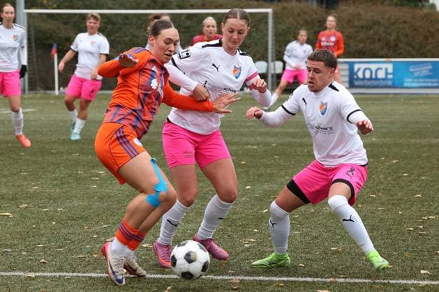 Lucy Karwatzki (GE) li. gegen Neele Marie Daub (FF) Mi. und Jona Kraemer (Krämer) (FF) re. Sonntag 26.10.2025, Frauen Westfalenliga Saison 25 26 - 10. Spieltag in Freudenberg, SV Fortuna Freudenberg - FC Schalke 04