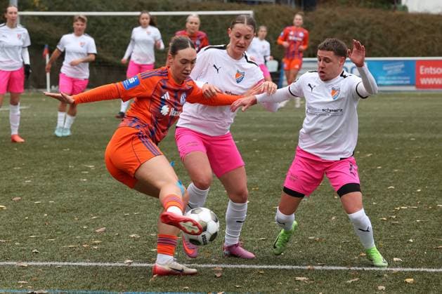 Lucy Karwatzki (GE) li. gegen Neele Marie Daub (FF) Mi. und Jona Kraemer (Krämer) (FF) re. Sonntag 26.10.2025, Frauen Westfalenliga Saison 25 26 - 10. Spieltag in Freudenberg, SV Fortuna Freudenberg - FC Schalke 04