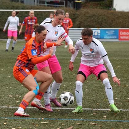 Lucy Karwatzki (GE) li. gegen Neele Marie Daub (FF) Mi. und Jona Kraemer (Krämer) (FF) re. Sonntag 26.10.2025, Frauen Westfalenliga Saison 25 26 - 10. Spieltag in Freudenberg, SV Fortuna Freudenberg - FC Schalke 04