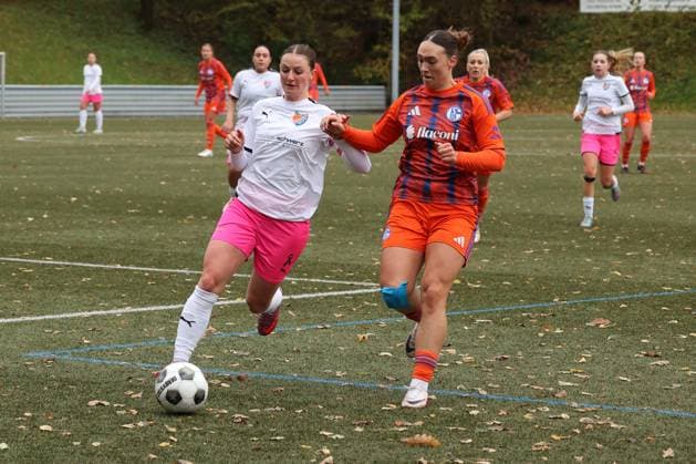 Neele Marie Daub (FF) li. gegen Lucy Karwatzki (GE) re. Sonntag 26.10.2025, Frauen Westfalenliga Saison 25 26 - 10. Spieltag in Freudenberg, SV Fortuna Freudenberg - FC Schalke 04