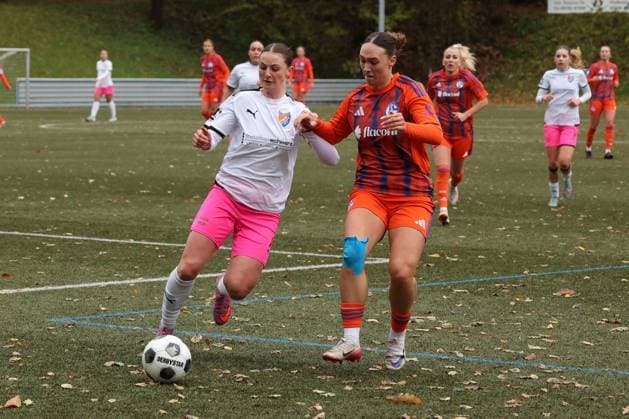 Neele Marie Daub (FF) li. gegen Lucy Karwatzki (GE) re. Sonntag 26.10.2025, Frauen Westfalenliga Saison 25 26 - 10. Spieltag in Freudenberg, SV Fortuna Freudenberg - FC Schalke 04
