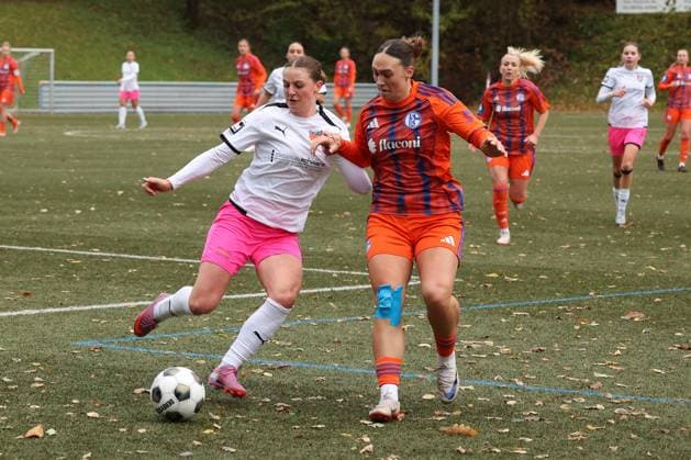 Neele Marie Daub (FF) li. gegen Lucy Karwatzki (GE) re. Sonntag 26.10.2025, Frauen Westfalenliga Saison 25 26 - 10. Spieltag in Freudenberg, SV Fortuna Freudenberg - FC Schalke 04
