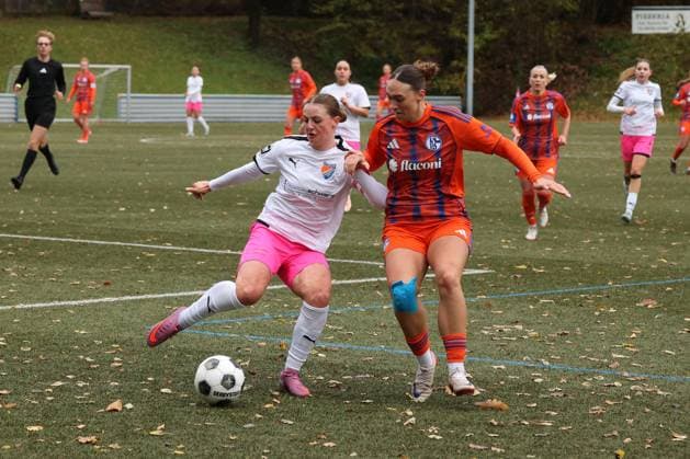 Neele Marie Daub (FF) li. gegen Lucy Karwatzki (GE) re. Sonntag 26.10.2025, Frauen Westfalenliga Saison 25 26 - 10. Spieltag in Freudenberg, SV Fortuna Freudenberg - FC Schalke 04
