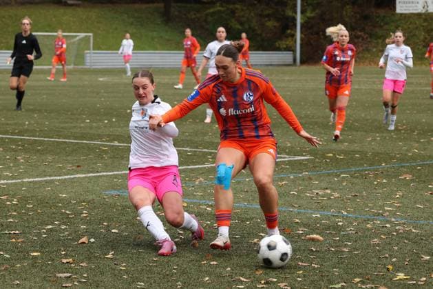 Neele Marie Daub (FF) li. gegen Lucy Karwatzki (GE) re. Sonntag 26.10.2025, Frauen Westfalenliga Saison 25 26 - 10. Spieltag in Freudenberg, SV Fortuna Freudenberg - FC Schalke 04