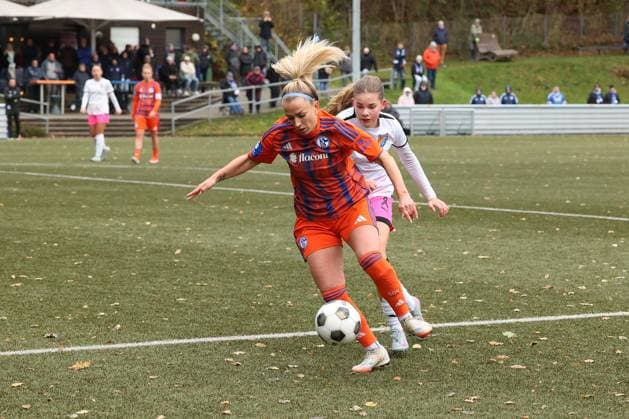 Mandy Islacker (GE) li. gegen Helena Wurm (FF) re. Sonntag 26.10.2025, Frauen Westfalenliga Saison 25 26 - 10. Spieltag in Freudenberg, SV Fortuna Freudenberg - FC Schalke 04