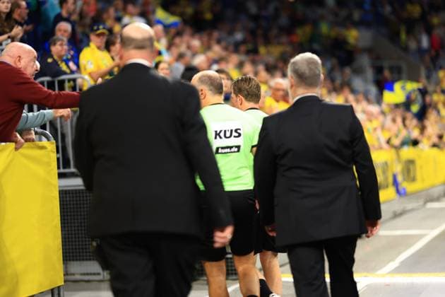 RECORD DATE NOT STATED Schiedsrichter nach dem Rhein Neckar Löwen spiel mit Security Begleitung. Schiedsrichter nach dem Rhein Neckar Löwen spiel mit Security Begleitung. Copyright: xSpeedshotx