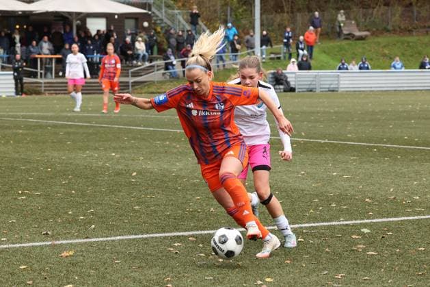 Mandy Islacker (GE) li. gegen Helena Wurm (FF) re. Sonntag 26.10.2025, Frauen Westfalenliga Saison 25 26 - 10. Spieltag in Freudenberg, SV Fortuna Freudenberg - FC Schalke 04
