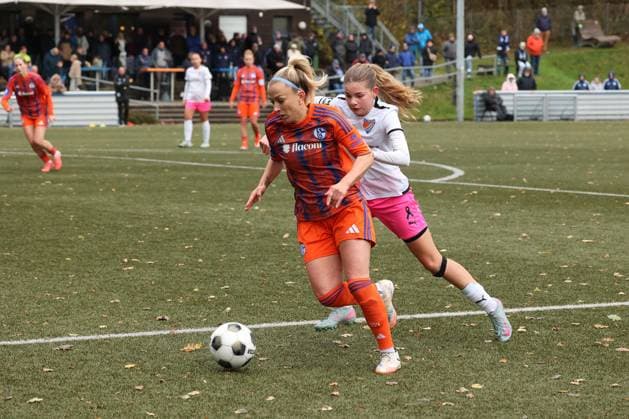 Mandy Islacker (GE) li. gegen Helena Wurm (FF) re. Sonntag 26.10.2025, Frauen Westfalenliga Saison 25 26 - 10. Spieltag in Freudenberg, SV Fortuna Freudenberg - FC Schalke 04