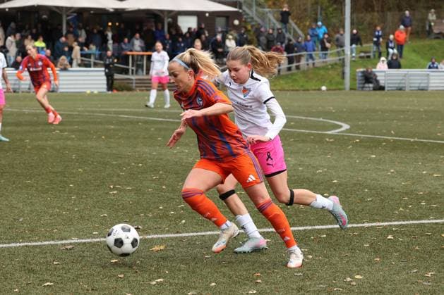 Mandy Islacker (GE) li. gegen Helena Wurm (FF) re. Sonntag 26.10.2025, Frauen Westfalenliga Saison 25 26 - 10. Spieltag in Freudenberg, SV Fortuna Freudenberg - FC Schalke 04