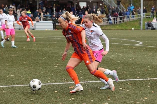 Mandy Islacker (GE) li. gegen Helena Wurm (FF) re. Sonntag 26.10.2025, Frauen Westfalenliga Saison 25 26 - 10. Spieltag in Freudenberg, SV Fortuna Freudenberg - FC Schalke 04