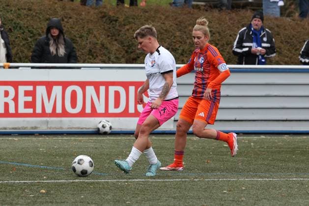 Pascale Kampczyk (FF) li. gegen Pauline Dallmann (GE) re. Sonntag 26.10.2025, Frauen Westfalenliga Saison 25 26 - 10. Spieltag in Freudenberg, SV Fortuna Freudenberg - FC Schalke 04