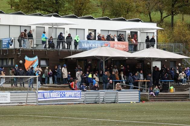 Zuschauer auf dem Sportplatz in Freudenberg Sonntag 26.10.2025, Frauen Westfalenliga Saison 25 26 - 10. Spieltag in Freudenberg, SV Fortuna Freudenberg - FC Schalke 04
