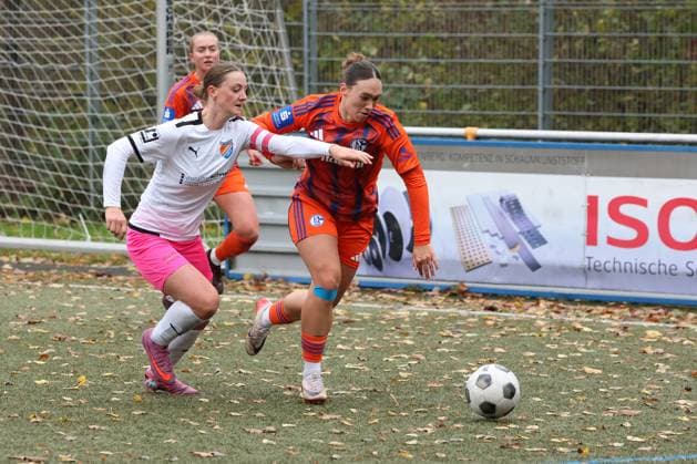 Neele Marie Daub (FF) li. gegen Lucy Karwatzki (GE) re. Sonntag 26.10.2025, Frauen Westfalenliga Saison 25 26 - 10. Spieltag in Freudenberg, SV Fortuna Freudenberg - FC Schalke 04