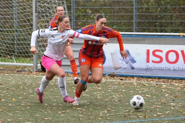 Neele Marie Daub (FF) li. gegen Lucy Karwatzki (GE) re. Sonntag 26.10.2025, Frauen Westfalenliga Saison 25 26 - 10. Spieltag in Freudenberg, SV Fortuna Freudenberg - FC Schalke 04