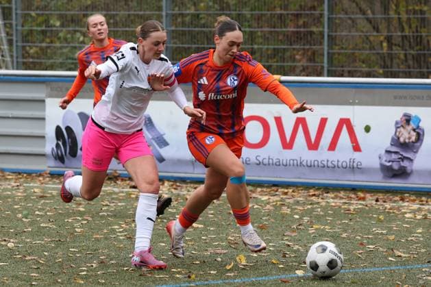 Neele Marie Daub (FF) li. gegen Lucy Karwatzki (GE) re. Sonntag 26.10.2025, Frauen Westfalenliga Saison 25 26 - 10. Spieltag in Freudenberg, SV Fortuna Freudenberg - FC Schalke 04