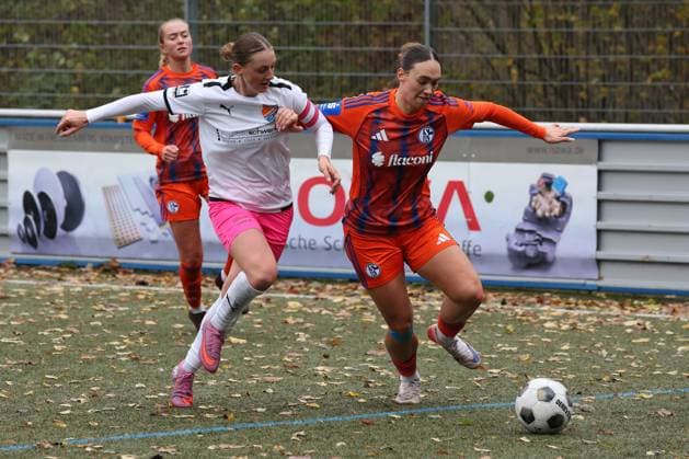 Neele Marie Daub (FF) li. gegen Lucy Karwatzki (GE) re. Sonntag 26.10.2025, Frauen Westfalenliga Saison 25 26 - 10. Spieltag in Freudenberg, SV Fortuna Freudenberg - FC Schalke 04