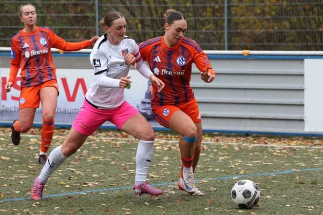 Neele Marie Daub (FF) li. gegen Lucy Karwatzki (GE) re. Sonntag 26.10.2025, Frauen Westfalenliga Saison 25 26 - 10. Spieltag in Freudenberg, SV Fortuna Freudenberg - FC Schalke 04