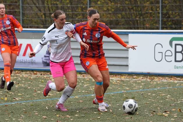 Neele Marie Daub (FF) li. gegen Lucy Karwatzki (GE) re. Sonntag 26.10.2025, Frauen Westfalenliga Saison 25 26 - 10. Spieltag in Freudenberg, SV Fortuna Freudenberg - FC Schalke 04