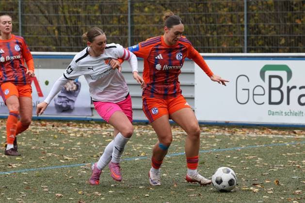 Neele Marie Daub (FF) li. gegen Lucy Karwatzki (GE) re. Sonntag 26.10.2025, Frauen Westfalenliga Saison 25 26 - 10. Spieltag in Freudenberg, SV Fortuna Freudenberg - FC Schalke 04