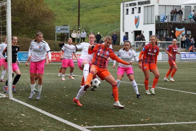 Allgemein, Szene, Spielszene im Strafraum des SV Fortuna Freudenberg Sonntag 26.10.2025, Frauen Westfalenliga Saison 25 26 - 10. Spieltag in Freudenberg, SV Fortuna Freudenberg - FC Schalke 04