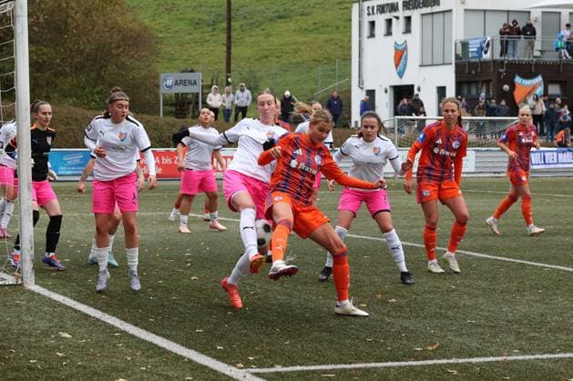 Allgemein, Szene, Spielszene im Strafraum des SV Fortuna Freudenberg Sonntag 26.10.2025, Frauen Westfalenliga Saison 25 26 - 10. Spieltag in Freudenberg, SV Fortuna Freudenberg - FC Schalke 04