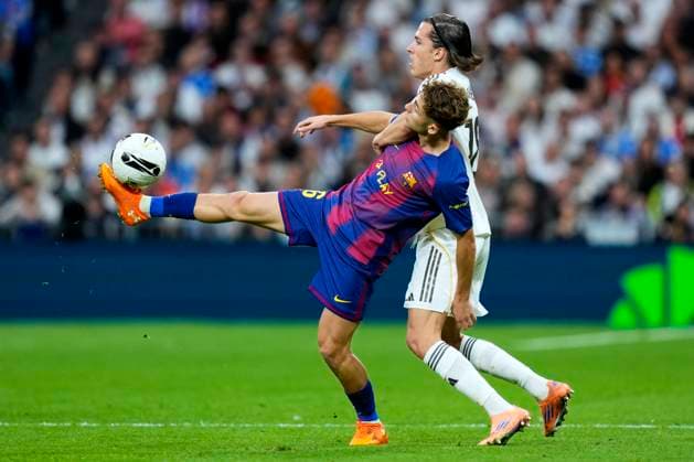 ESP: Real Madrid CF - FC Barcelona, Barca La Liga EA Sports. Date 10 Alvaro Carreras of Real Madrid CF and Fermin Lopez of FC Barcelona during the La Liga EA Sports match between Real Madrid CF and FC Barcelona played at Santiago Bernabeu Stadium on October 26, 2025 in Madrid. kpng Copyright: xCesarxCebollax xPRESSINx PS_251026_RMA_BAR_2425_426