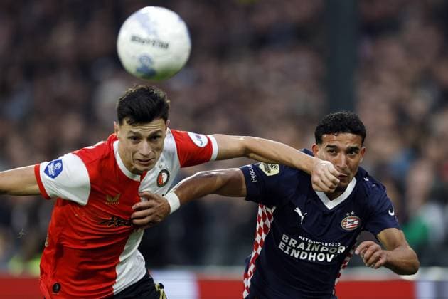 ROTTERDAM - (l-r) Anel Ahmedhodzic of Feyenoord, Couhaib Driouech of PSV Eindhoven during the Dutch Eredivisie match between Feyenoord and PSV at Feyenoord Stadion de Kuip on October 26, 2025, in Rotterdam, Netherlands. ANP MAURICE VAN STEEN Eredivisie 2025-2026 xVIxANPxSportx xxANPxIVx 540369896 originalFilename: 540369896.jpg