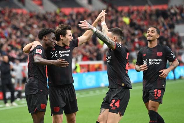 Ernest POKU (LEV) jubelt nach seinem Tor 1-0, Jubel, jubeln, Freude, cheers, mit Jonas HOFMANN (LEV), Aleix GARCIA (LEV) und ARTHUR (LEV) Fussball 1. Bundesliga, 8.Spieltag, matchday8, Bayer Leverkusen (LEV) - SC Freiburg (FR) am 26.10.2025 in Leverkusen Deutschland. DFL regulations prohibit any use of photographs as image sequences and or quasi-video Â