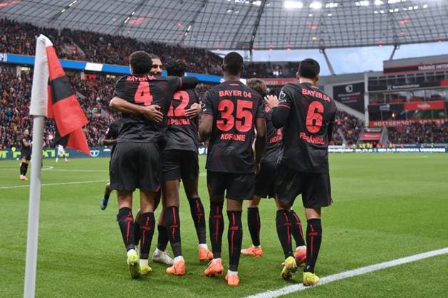 Leverkusens Spieler feiern das 2:0 von Edmond Tapsoba (Bayer 04 Leverkusen) 26.10.2025, Fussball 1. Bundesliga, Saison 2025 2026, 8. Spieltag, Bayer 04 Leverkusen - SC Freiburg DFL regulations prohibit any use of photographs as image sequences and or quasi-video Leverkusen BayArena Nordrhein Westfalen Deutschland