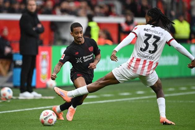 ARTHUR (LEV) gegen Jordy MAKENGO (FR) Aktion, Zweikampf, Fussball 1. Bundesliga, 8.Spieltag, matchday8, Bayer Leverkusen (LEV) - SC Freiburg (FR) am 26.10.2025 in Leverkusen Deutschland. DFL regulations prohibit any use of photographs as image sequences and or quasi-video Â