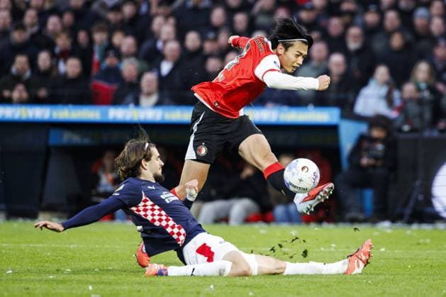 ROTTERDAM - (l-r) Yarek Gasiorowski of PSV Eindhoven and Ayase Ueda of Feyenoord during the Dutch Eredivisie match between Feyenoord and PSV at Feyenoord Stadium De Kuip on October 26, 2025, in Rotterdam, Netherlands. ANP BAS CZERWINSKI Eredivisie 2025-2026 xVIxANPxSportx xxANPxIVx 540369985 originalFilename: 540369985.jpg