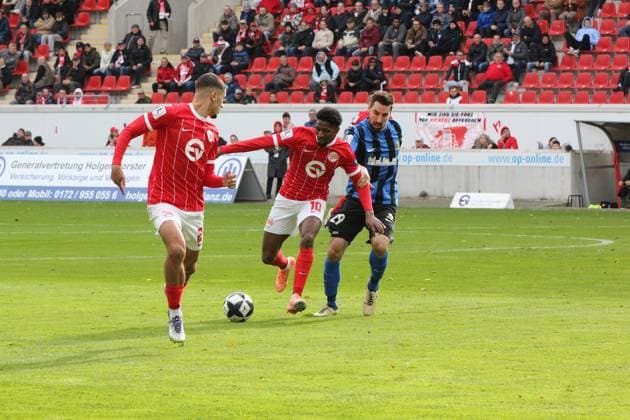 26.10.2025 xmgoodx Offenbach am Main, Sparda-Bank-Hessen Stadion - Stadion Bieberer Berg Regionalliga Saison 2025 2026 Kickers Offenbach (OFC) - SV Eintracht Trier 05 JAYSON BREITENBACH (27, OFC) gegen Sven König (Trier)