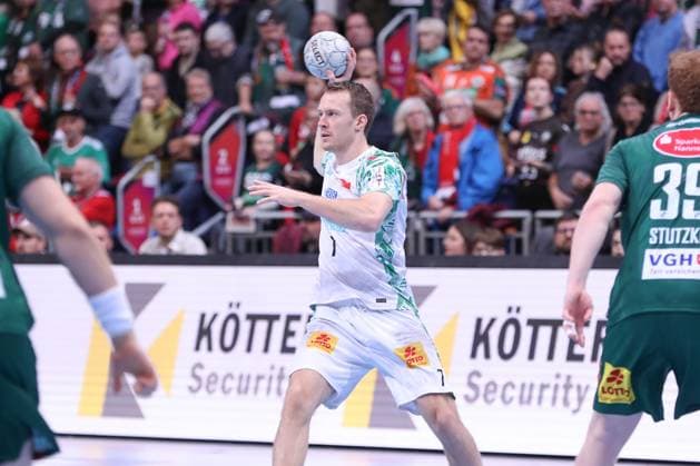 26.10.2025, xgox, Handball - Daikin HBL, TSV Hannover-Burgdorf - SC Magdeburg emspor, v.l. Felix Claar (Magdeburg, 7) am Ball, plays the ball Hannover