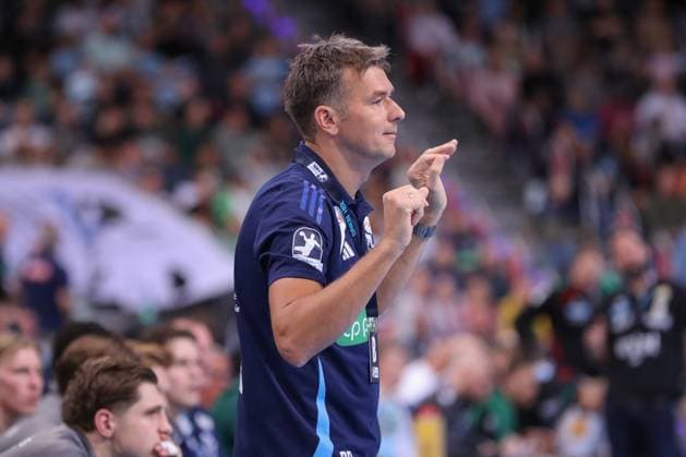 26.10.2025, xgox, Handball - Daikin HBL, TSV Hannover-Burgdorf - SC Magdeburg emspor, v.l. Christian Prokop (Hannover, Trainer) gibt Anweisungen, gestikuliert mit den Armen, gesticulate, gives instructions Hannover
