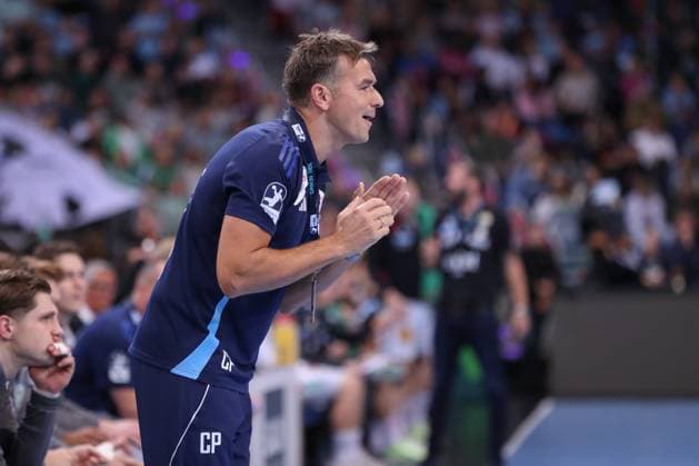 26.10.2025, xgox, Handball - Daikin HBL, TSV Hannover-Burgdorf - SC Magdeburg emspor, v.l. Christian Prokop (Hannover, Trainer) gibt Anweisungen, gestikuliert mit den Armen, gesticulate, gives instructions Hannover