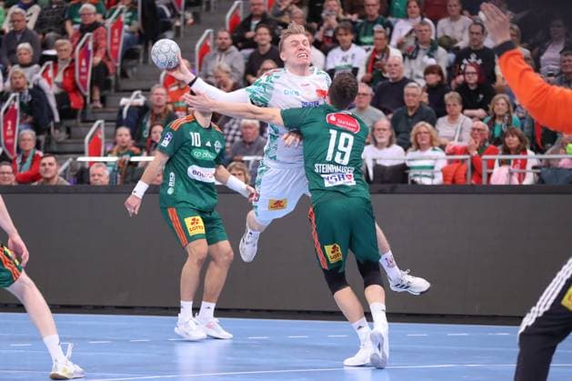 26.10.2025, xgox, Handball - Daikin HBL, TSV Hannover-Burgdorf - SC Magdeburg emspor, v.l. Gisli Thorgeir Kristjansson (Magdeburg, 10), Marius Steinhauser (Hannover, 19) Zweikampf, Duell, Kampf, tackle Hannover