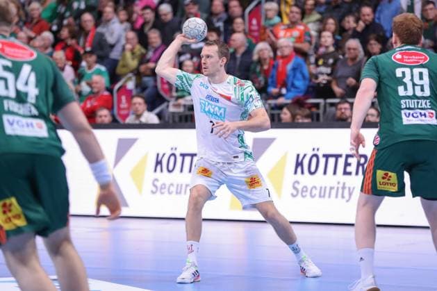 26.10.2025, xgox, Handball - Daikin HBL, TSV Hannover-Burgdorf - SC Magdeburg emspor, v.l. Felix Claar (Magdeburg, 7) am Ball, plays the ball Hannover