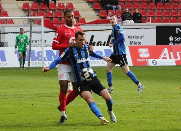 26.10.2025 xmgoodx Offenbach am Main, Sparda-Bank-Hessen Stadion - Stadion Bieberer Berg Regionalliga Saison 2025 2026 Kickers Offenbach (OFC) - SV Eintracht Trier 05 JAYSON BREITENBACH (27, OFC) gegen Sven König (Trier)