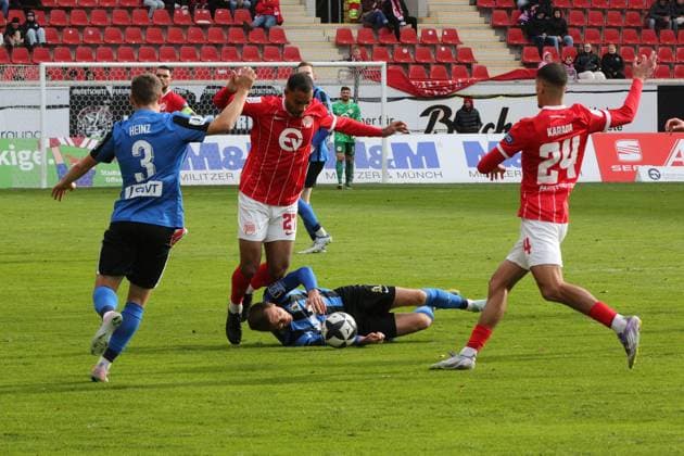 26.10.2025 xmgoodx Offenbach am Main, Sparda-Bank-Hessen Stadion - Stadion Bieberer Berg Regionalliga Saison 2025 2026 Kickers Offenbach (OFC) - SV Eintracht Trier 05 JAYSON BREITENBACH (27, OFC) gegen Sven König (Trier)