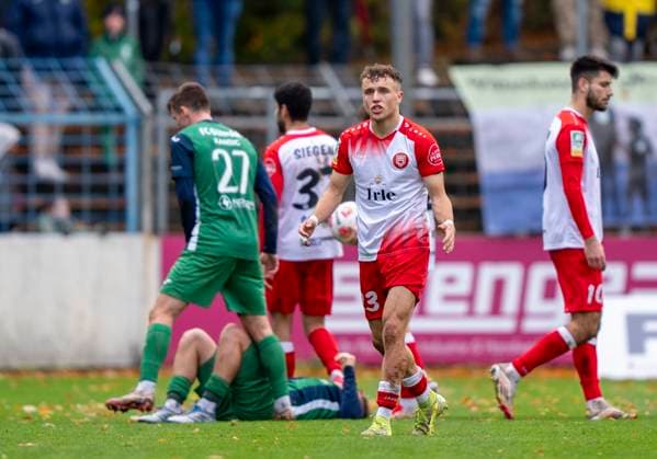 Malik Hodroj (Sportfreunde Siegen, 23) muss das Spielfeld nach seiner gelb-roten Karte verlassen FC Gütersloh - Sportfreunde Siegen 26.10.2025 Fussball, Regionalliga West, 13. Spieltag, GER, Heidewaldstadion, Gütersloh Copyright: MarcoxBader